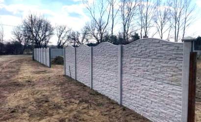 Beton kerítés szintetikus szálerősítéssel