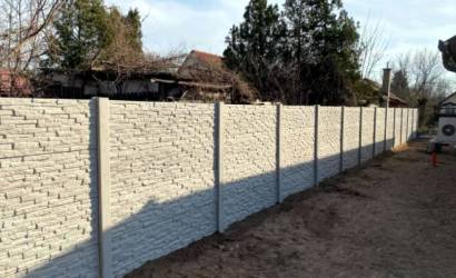 Beton kerítés szintetikus szálerősítéssel